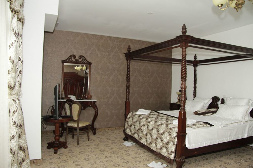 Pik Elegance Hotel Ploieşti Kültér fotó