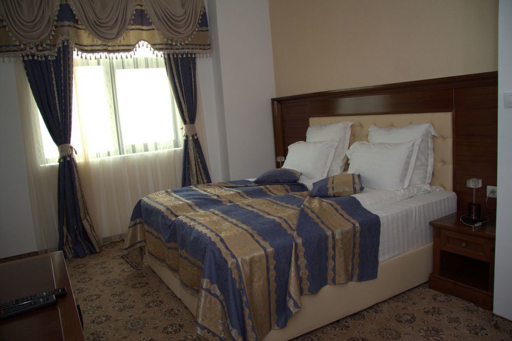 Pik Elegance Hotel Ploieşti Kültér fotó