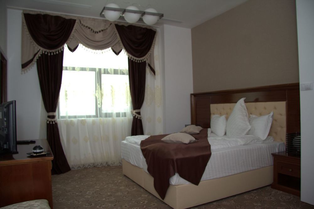 Pik Elegance Hotel Ploieşti Kültér fotó