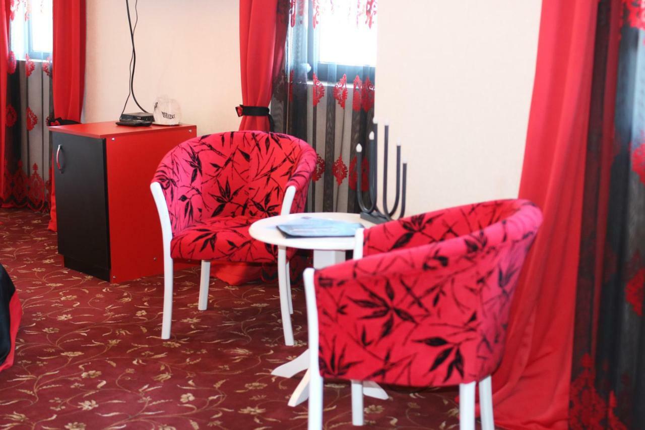 Pik Elegance Hotel Ploieşti Kültér fotó