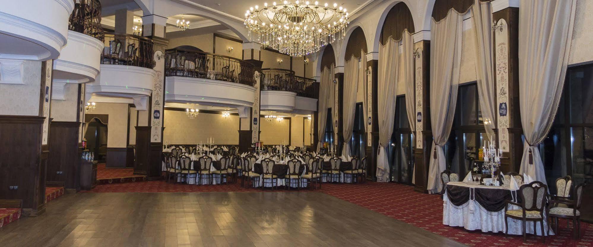 Pik Elegance Hotel Ploieşti Kültér fotó