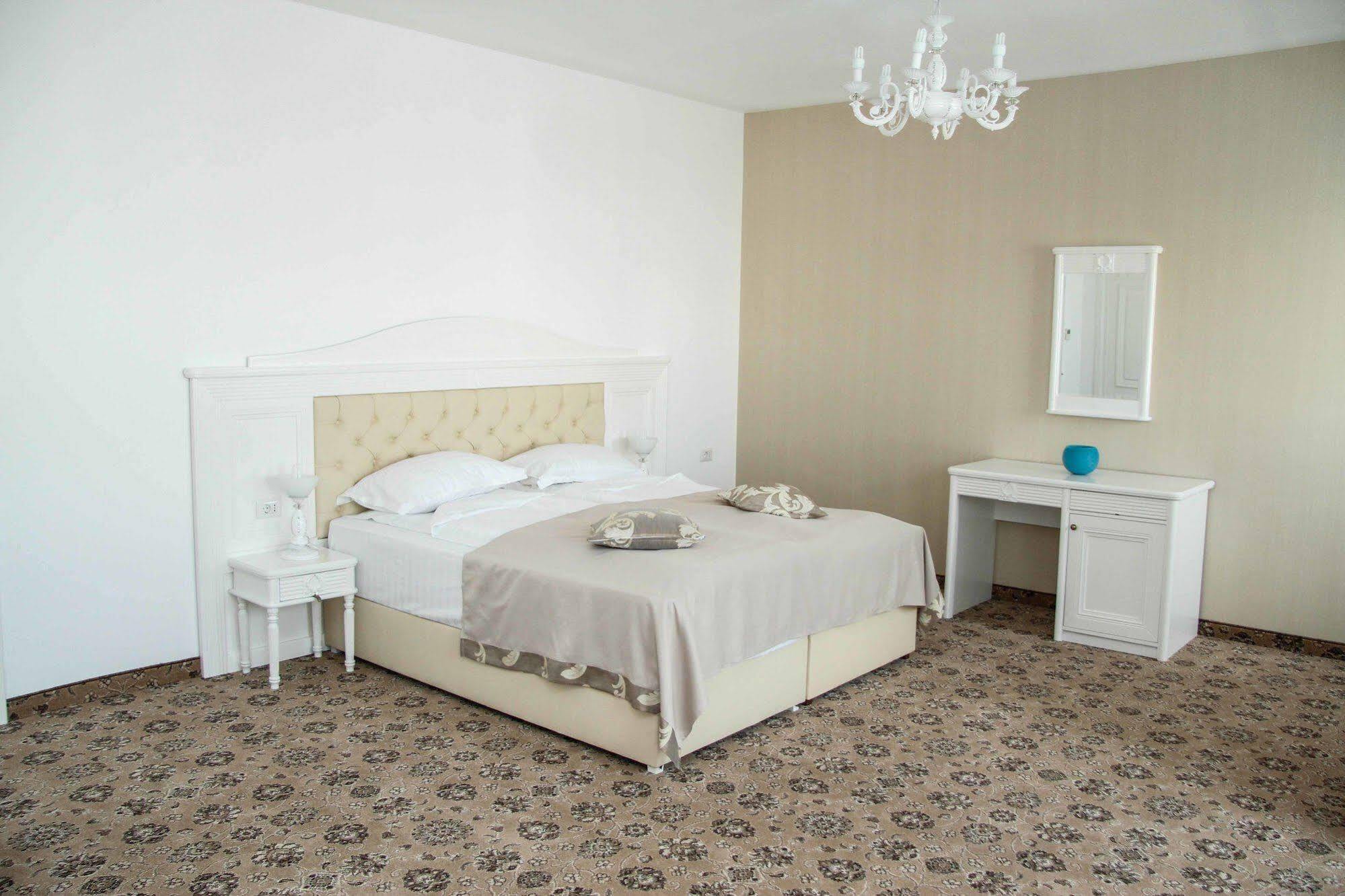 Pik Elegance Hotel Ploieşti Kültér fotó