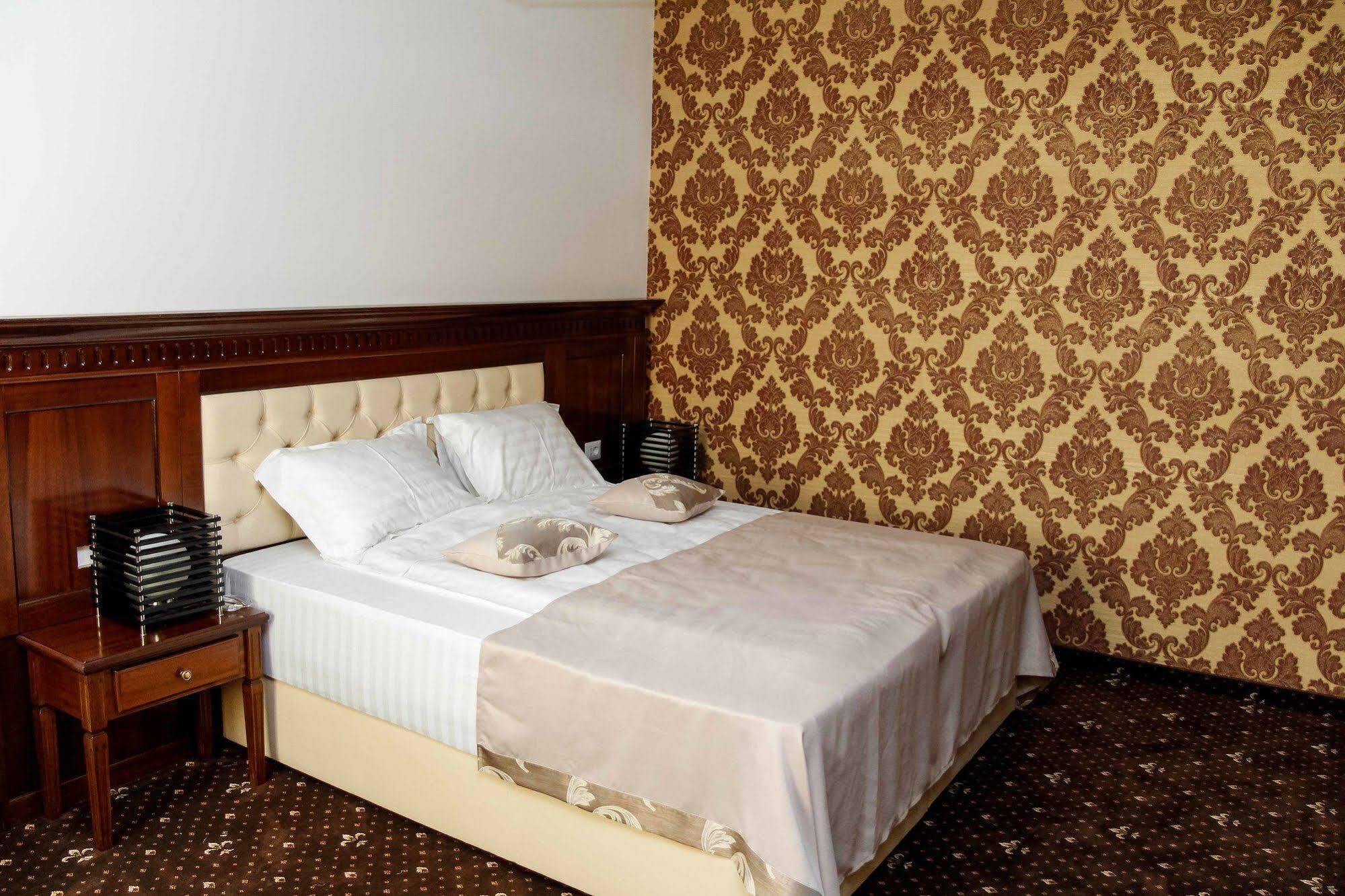 Pik Elegance Hotel Ploieşti Kültér fotó