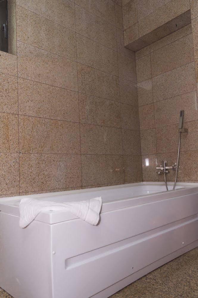 Pik Elegance Hotel Ploieşti Kültér fotó