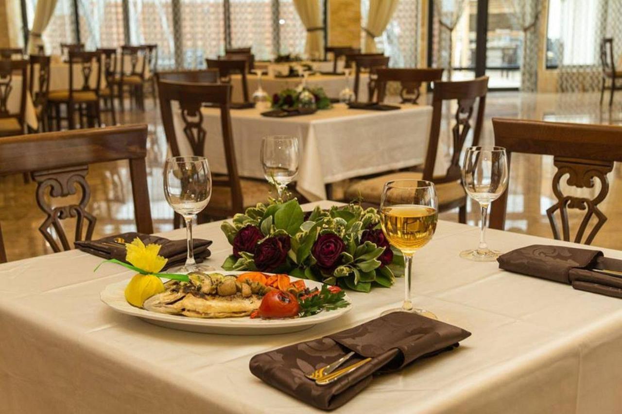 Pik Elegance Hotel Ploieşti Kültér fotó