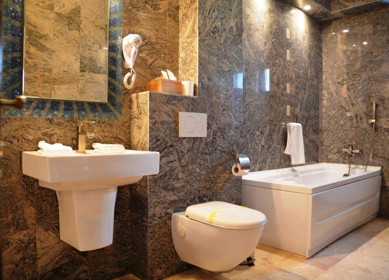 Pik Elegance Hotel Ploieşti Kültér fotó